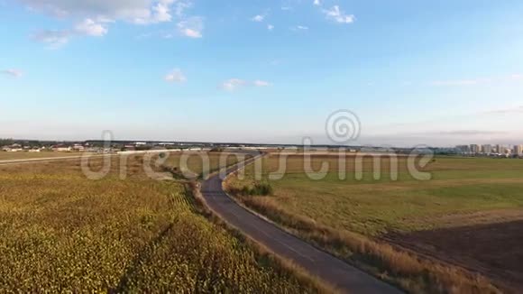 从无人驾驶飞机上看到的乡村道路视频的预览图