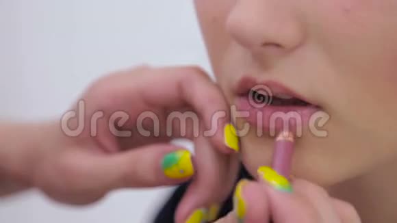 专业化妆师在客户嘴唇上涂口红视频的预览图