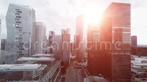 日落时的摩天大楼视频的预览图