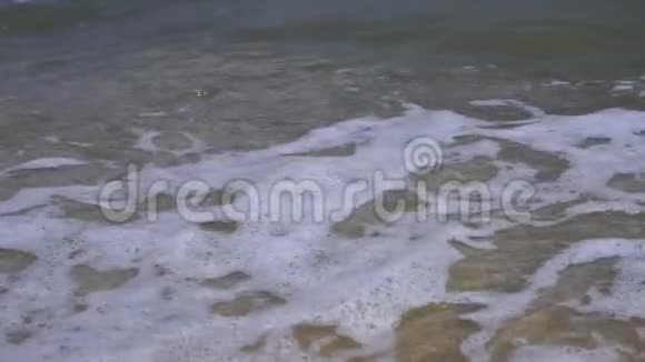 海浪在沙滩上缓慢移动视频的预览图