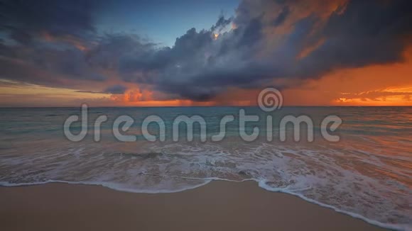 海日出和异域天堂岛海滩多米尼加共和国蓬塔卡纳视频的预览图