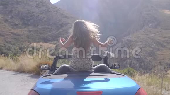 坐敞篷车的女人视频的预览图