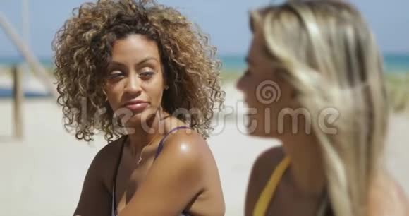 美丽的女人在海滩上聊天视频的预览图