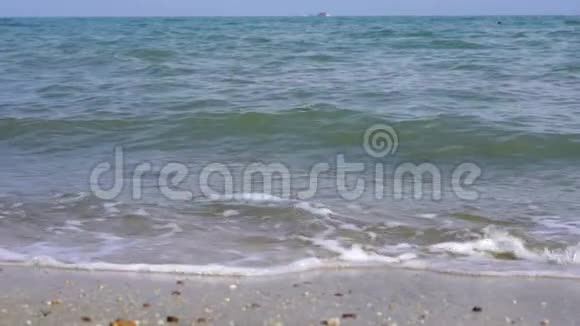 海浪在沙滩上缓慢移动视频的预览图