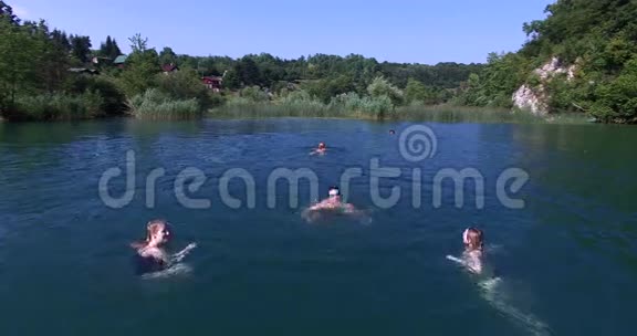 在河里游泳的年轻朋友视频的预览图