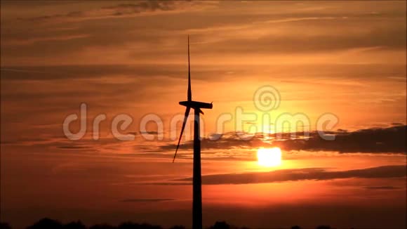 风能日落时的风力涡轮机视频的预览图