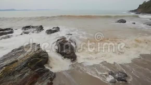 泰国RayongMuKoSamet国家公园的KhaoLaemYa海浪和石头视频的预览图