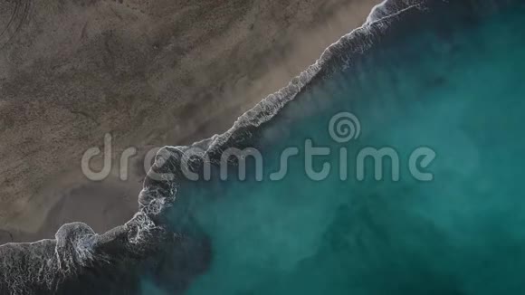 大西洋上沙漠黑色海滩的俯视图特内里费岛海岸空中无人驾驶飞机的海上镜头视频的预览图