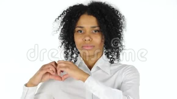 黑人妇女的心脏标志视频的预览图