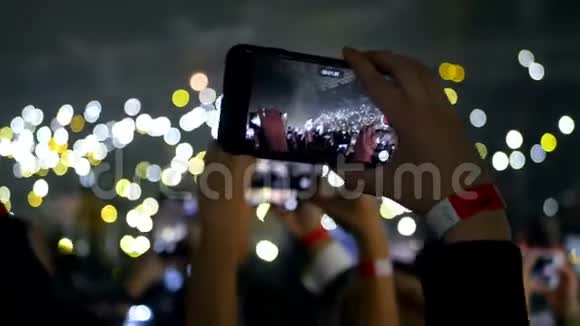 电话人群灯光音乐会视频的预览图