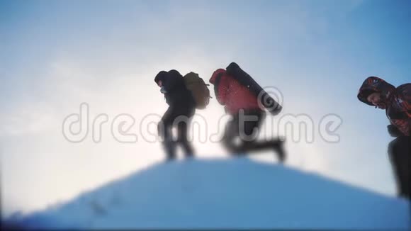 团队合作商业理念慢动作视频团体旅游徒步旅行者攀登山顶成功视频的预览图