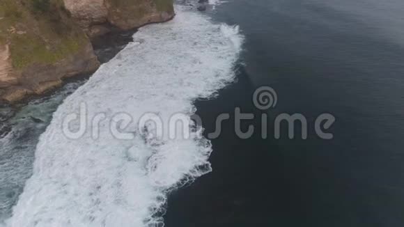 岩石和海洋巴厘岛空中观景视频的预览图