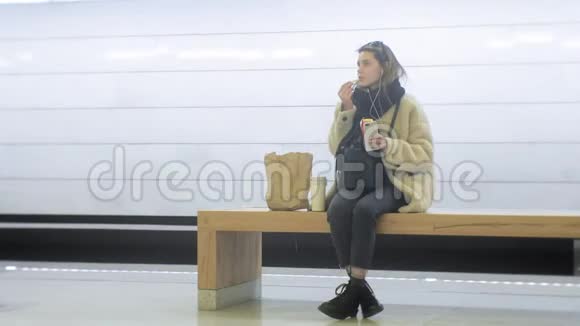 在地铁里吃快餐的女人视频的预览图