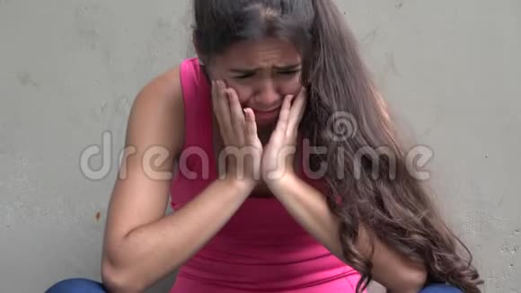 伤心哭泣的女青少年视频的预览图
