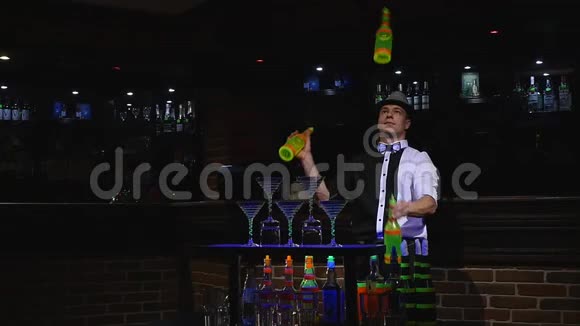 杂技表演由巴曼杂耍三瓶律师背景视频的预览图