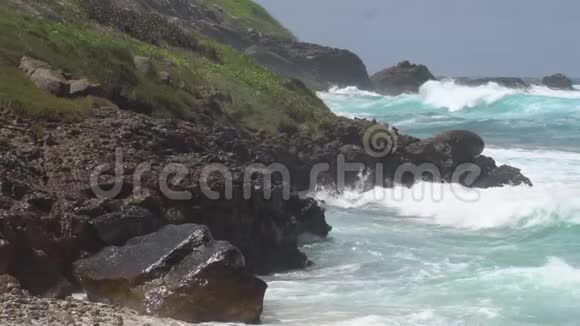 海浪对悬崖或海岸线的影响视频的预览图