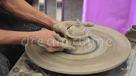 专业的泰国老人用机械陶器制作陶器视频的预览图