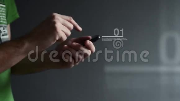 使用智能手机的商人双手滚动并键入屏幕视频的预览图