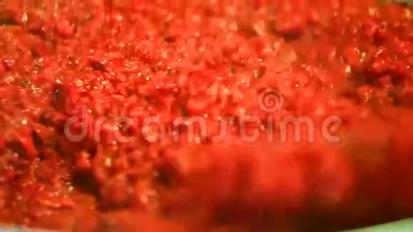 用红辣椒煮番茄酱视频的预览图