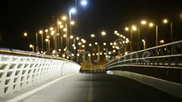 夜晚用灯光空桥视频的预览图