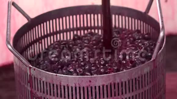 酒桶发酵过程中的葡萄酒混合视频的预览图