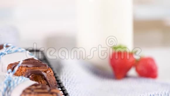 有花生和巧克力的谷物棒视频的预览图