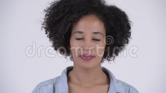 年轻快乐的非洲女人的脸上洋溢着非洲的微笑视频的预览图