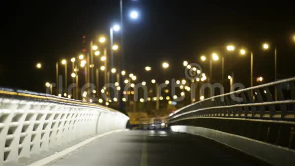 夜晚用灯光空桥视频的预览图