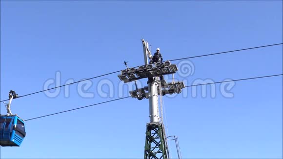缆车塔的工程师维修工作视频的预览图