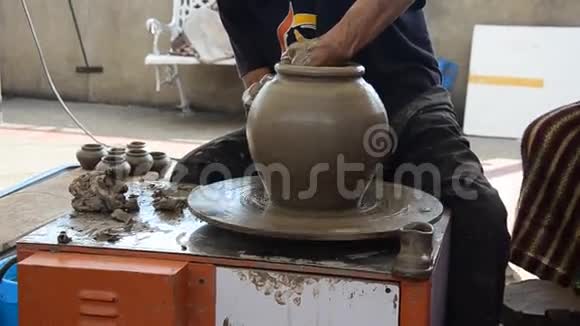 专业的泰国老人用机械陶器制作陶器视频的预览图