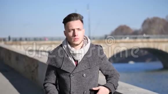 欧洲城市一位英俊的年轻人视频的预览图