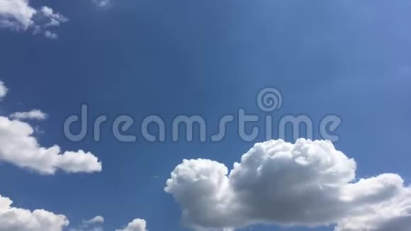 蓝天背景下美丽的云彩云天多云天气的蓝天白云蓝天和太阳视频的预览图