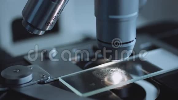 显微镜下观察玻璃近景视频的预览图