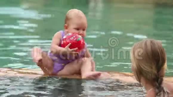 儿童和母亲在游泳池游泳视频的预览图
