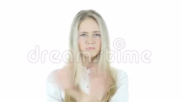停止拒绝手势不由女人白色背景年轻视频的预览图