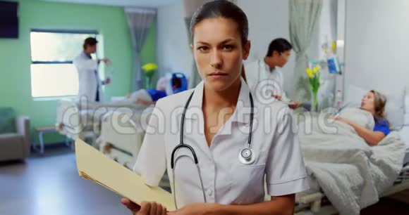 4k医院病房里站着的女医生视频的预览图