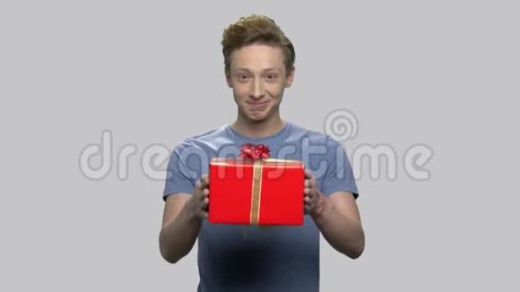 男孩送礼物盒的肖像视频的预览图