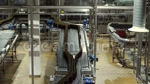啤酒厂内部有一台机器视频的预览图