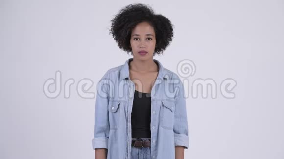 年轻漂亮的非洲女性非洲发型视频的预览图