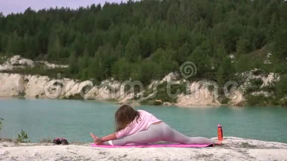女孩做瑜伽视频的预览图