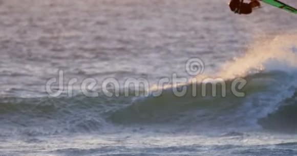 男子冲浪者在海滩冲浪4k视频的预览图
