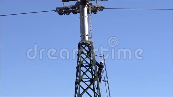 缆车塔的工程师维修工作视频的预览图