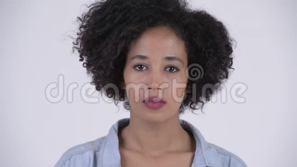 年轻美丽的非洲女性非洲头发的脸视频的预览图