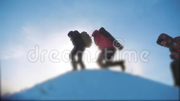 团队合作商业理念慢动作视频团队旅游徒步旅行者攀登到山顶成功成功视频的预览图