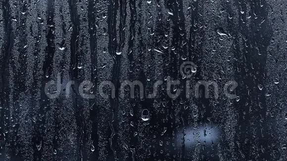 窗雨滴泉镜头视频的预览图