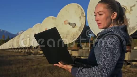 日地物理研究所女学生操作员在笔记本上监控通信设备独一无二视频的预览图