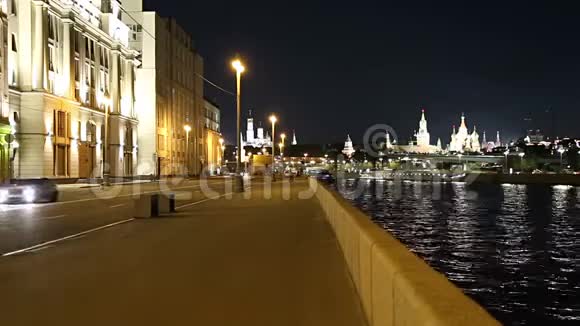 晚上靠近克里姆林宫的莫斯科莫斯科莫斯科莫斯科莫斯科莫斯科河堤俄罗斯最受欢迎的景色视频的预览图