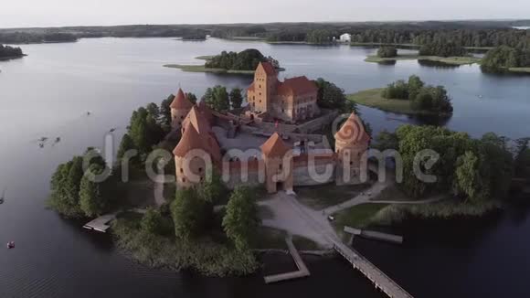 特拉凯城堡背景是湖泊和森林立陶宛视频的预览图