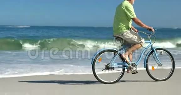 有自行车的老人视频的预览图