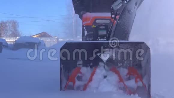 用除雪机清洗领地视频的预览图